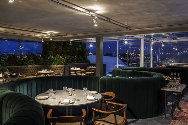 Uno de nuestros restaurantes favoritos de Lisboa con vistas, Seen no se parece en nada a lo que solía ser, ¡y eso es algo bueno! Nos encanta su renovación elegante y contemporánea.