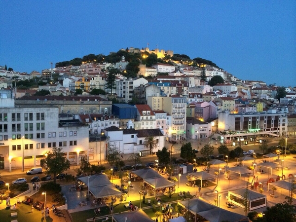No todos los restaurantes de Lisboa ofrecen una gran vista del famoso Castelo de São Jorge de la ciudad, ¡pero Topo Martim Moniz sí!