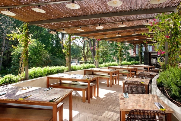 Sin duda, ZeroZero es uno de nuestros restaurantes favoritos de Lisboa con vistas. ¡No se puede superar una buena pizza y una hermosa terraza en el jardín!