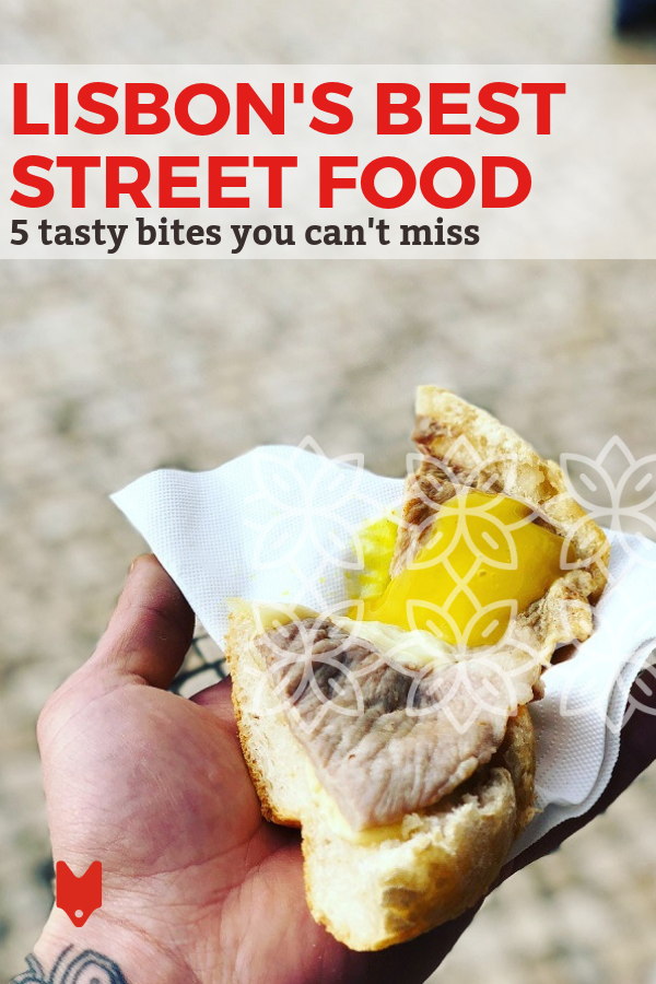Viajar no siempre se trata de comer en restaurantes. Una de nuestras actividades favoritas como amantes de la comida es probar la comida callejera en nuevas ciudades, y la capital portuguesa no es diferente. Consulte nuestra guía de la mejor comida callejera en Lisboa y descubra nuestros bocados portugueses baratos favoritos, además de dónde encontrarlos. #comida #consejos de viaje