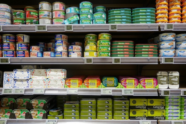Los estantes de un supermercado en Portugal están llenos de todo tipo de conservas de pescado o conservas.