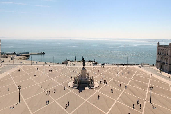 Una carta de amor a Lisboa, la ciudad del mar, donde se encuentra la Praça do Comércio justo al nivel del mar.