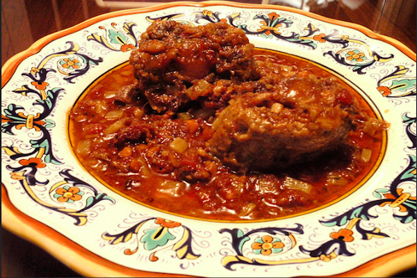 Coda alla Vaccinara es un ejemplo clásico de cucina romana. Este plato romano consiste en rabos de toro en salsa de tomate con apio.