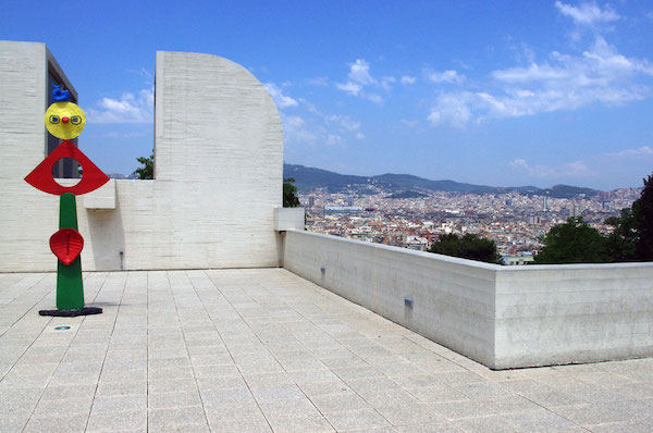 Después de visitar el MNAC, quédese en Montjuïc y visite la cercana Fundació Joan Miró para ver más arte catalán.