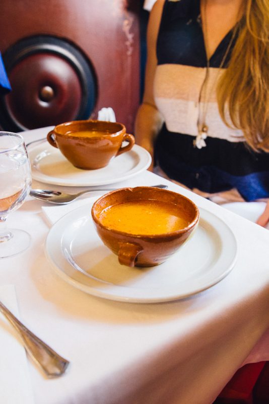 ¿No sabes dónde comer en Madrid un lunes? ¡Ven a Lhardy por un delicioso caldo!