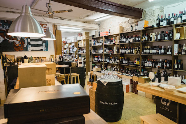 Uno de los mejores lugares para hacer catas de vino en El Born es la Bodega Maestrazgo. ¡Es una hermosa joya escondida con mucho encanto!