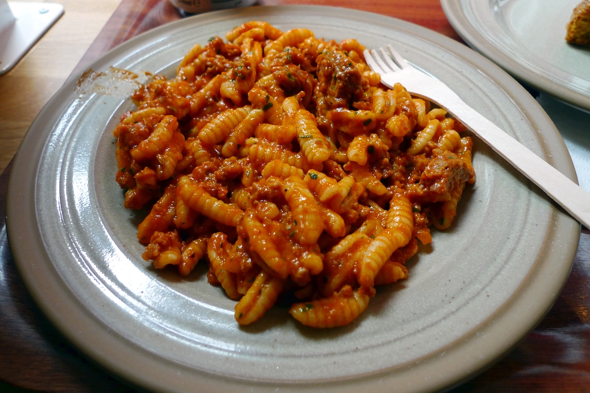Pasta tipo ñoquis al estilo sardo en salsa roja