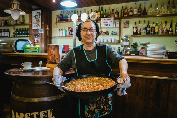 Chef Carmen sosteniendo una sartén para su famosa fideuá