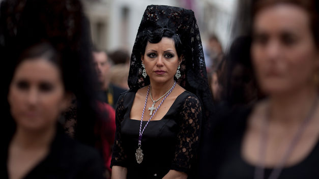 Las mujeres locales usan hermosos velos de encaje en la cabeza durante la Semana Santa en Sevilla, una hermosa pieza tradicional para la cabeza