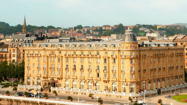 El Hotel Maria Cristina no podía faltar en una lista de los mejores hoteles y hostales de San Sebastián, lujosos, opulentos y con una arquitectura asombrosamente detallada.