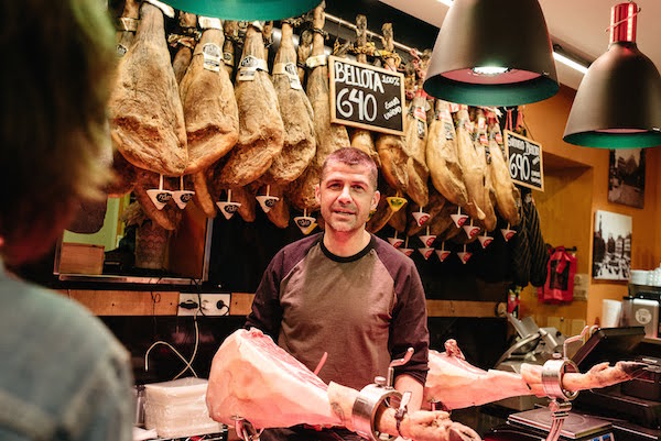 Vendedor en el Mercado de Jamón Ibérico de Madrid.