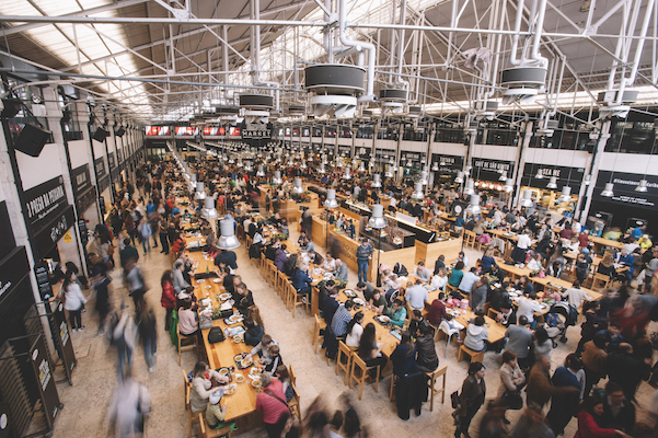 Mercado da Ribeira tiene docenas de los mejores chefs de Lisboa bajo un mismo techo. ¡Es una de las mejores cosas que hacer en Lisboa!