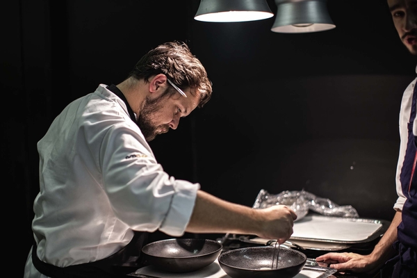 Si está interesado en visitar uno de los restaurantes con estrellas Michelin de Lisboa donde la cocina tradicional portuguesa sigue siendo la estrella del espectáculo, considere Feitoria.