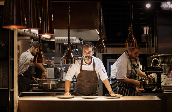 Uno de nuestros restaurantes favoritos con estrellas Michelin en Lisboa es Alma, el icónico chef Henrique Sá Pessoa en el distrito de Chiado.