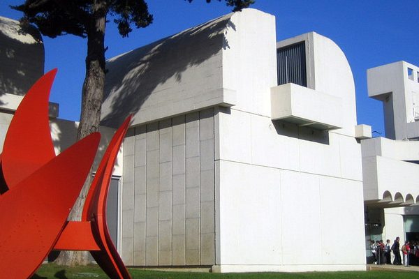 Este es uno de los mejores museos de Barcelona, ​​​​la Fundación Joan Miro, no solo por el trabajo del artista, sino también por el hermoso edificio.