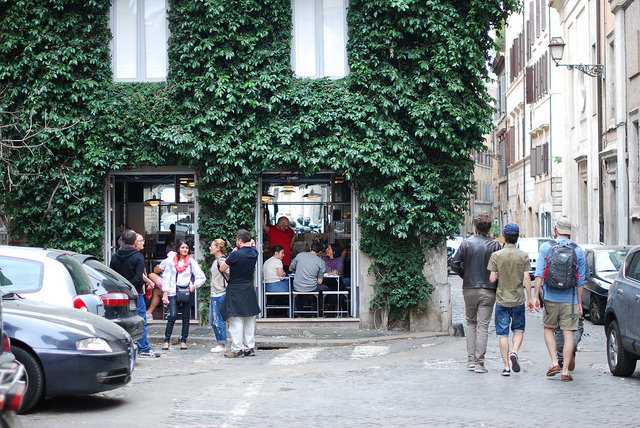 Si buscas los mejores restaurantes en Monti, Roma, detente un momento y admira el paisaje. ¡Este barrio es genial!