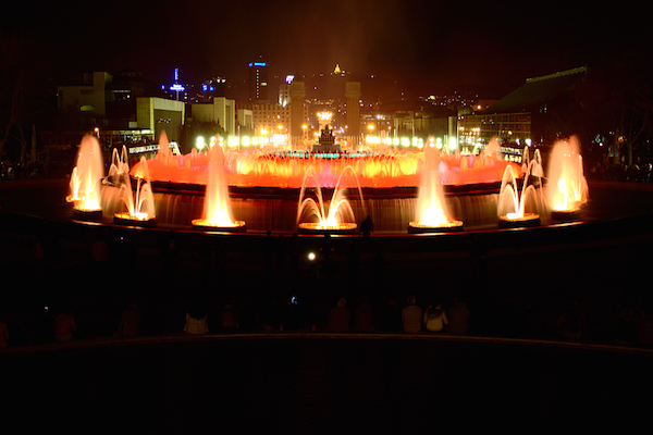 Finaliza tus 3 días en Barcelona con el espectacular espectáculo de la Fuente Mágica de Montjuic.