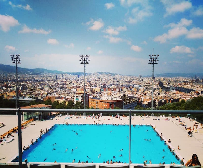 Técnicamente no es una de las piscinas en la azotea de Barcelona, ​​¡pero la Piscina Municipal de Montjuic merece una mención aquí por sus hermosas vistas!