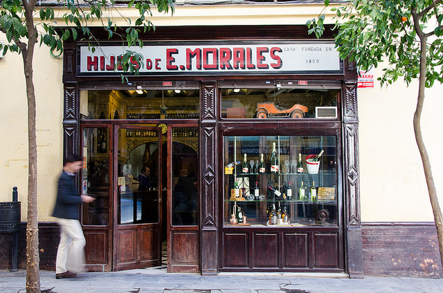 La revolución del vermú se ha apoderado de España en los últimos años. ¡Descubre nuestros lugares favoritos para tomar vermut en Sevilla y súmate a esta gran tradición! Casa Morales, este tradicional bar del centro es un gran lugar para probar el vermut.