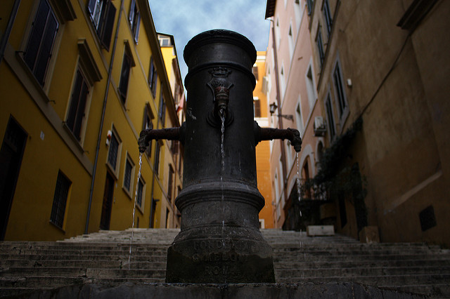 Disfrutar de una bebida de una de las omnipresentes fuentes Nasone es una de las cosas más refrescantes que hacer en Roma.