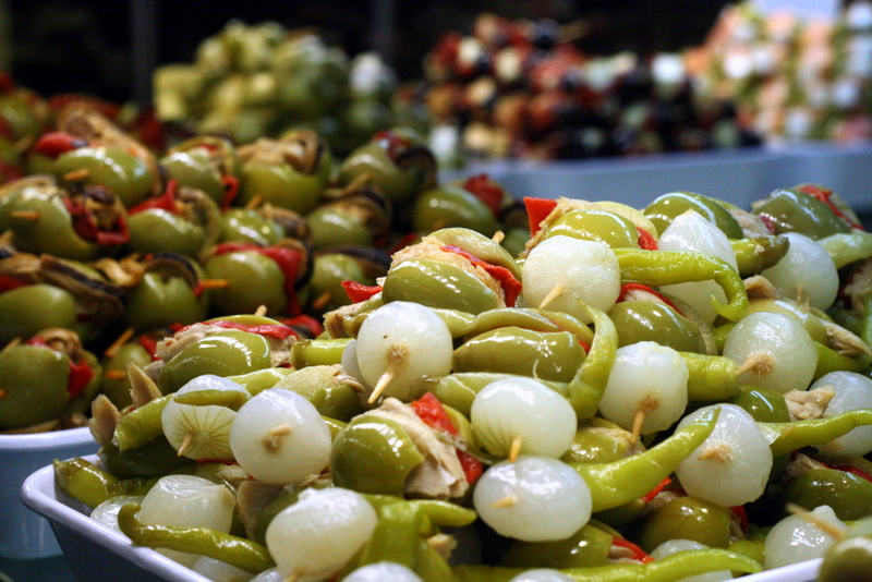 ¡España es el mayor productor de aceitunas y aceite de oliva del mundo! No es de extrañar que sean un alimento básico en la dieta mediterránea.