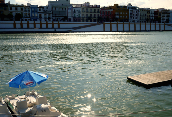 El verano calienta, pero Sevilla refresca, ¡gracias a estas sugerencias de dónde refrescarse en Sevilla! Bajar al río es una gran idea, si te sientes aventurero puedes salir en un bote de pedales.