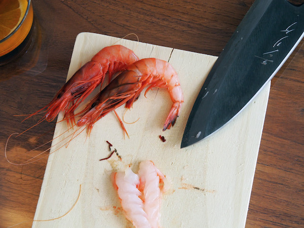Mariscos en una tabla de cortar
