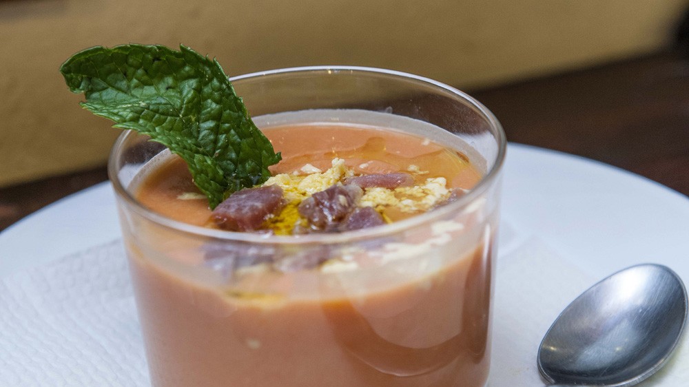 ¿Te preguntas dónde comer cerca de Metropol Parasol? ¡Nos encanta Taberna Coloniales y su increíble salmorejo!