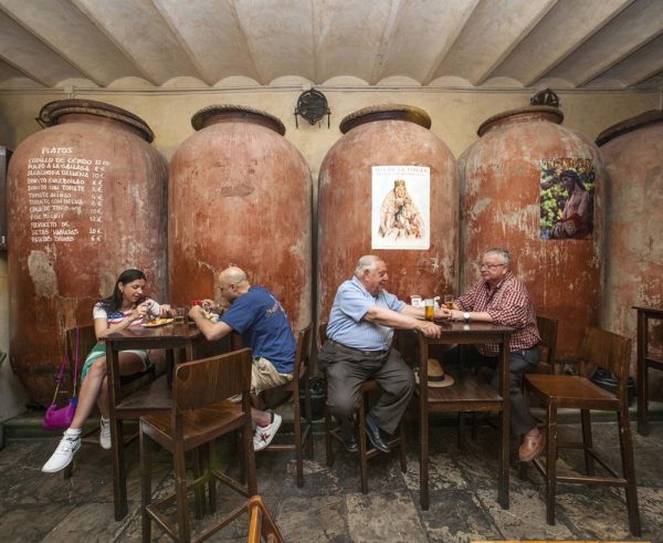 Habiendo comenzado exclusivamente como una tienda de vinos en 1850, Casa Morales todavía tiene enormes tinas de vino en la parte trasera del bar. Con una gran variedad y un personal experto, ¡este es un gran lugar para beber jerez en Sevilla!