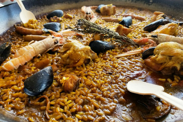 ¡Prueba una deliciosa fideuá durante tu visita! Disfrútalo en su máxima expresión en la Barceloneta, el pueblo de pescadores, que definitivamente vale la pena dar un paseo y, por supuesto, ¡uno de nuestros mejores restaurantes tradicionales catalanes en Barcelona!