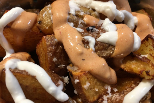 ¡Asegúrate de probar las deliciosas patatas bravas en Barcelona el domingo!