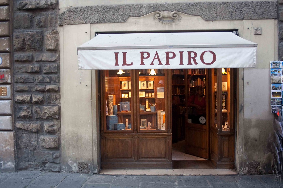 El frente de la papelería Il Papiro en Florencia
