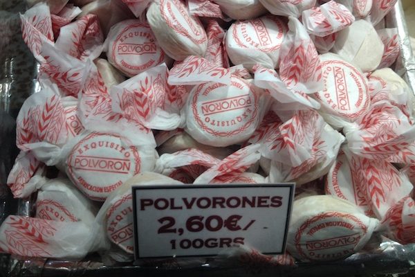 ¡Los polvorones son como una galleta de mantequilla y uno de nuestros dulces navideños favoritos en Barcelona! 
