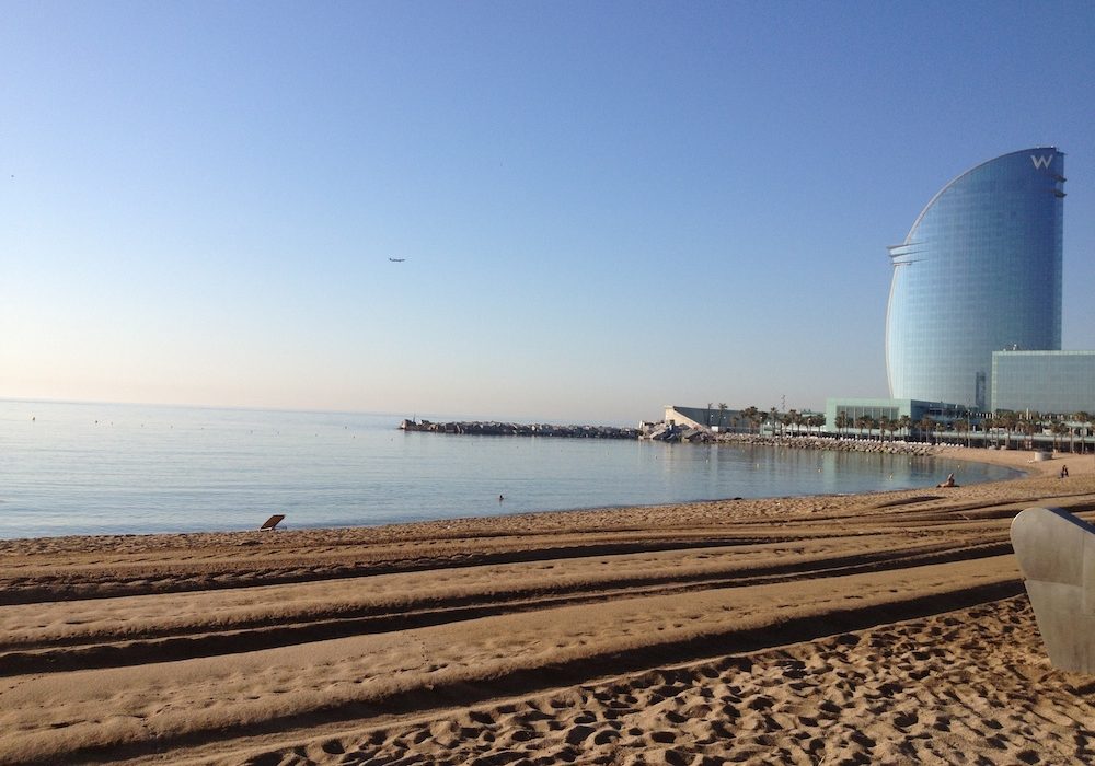 ¡Imprescindible ir a la playa en Barcelona! ¡Echa un vistazo a los lugares de visita obligada en Barcelona para una estancia memorable!