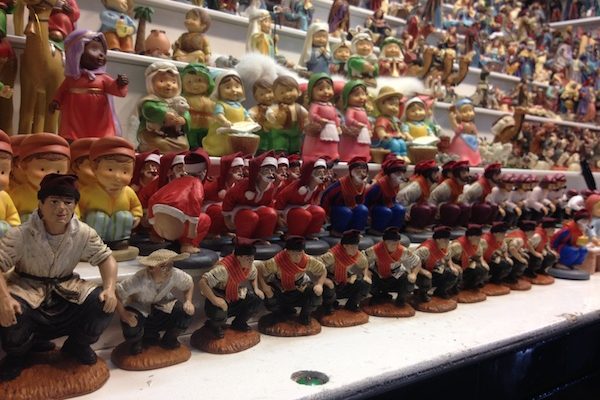 Una de las tradiciones navideñas muy extrañas en Barcelona es el caganer. ¡Lo verás en todas partes!