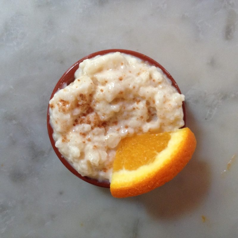 Canela y cítricos encima de un delicioso arroz con leche, ¡prueba esta receta española para las fiestas!