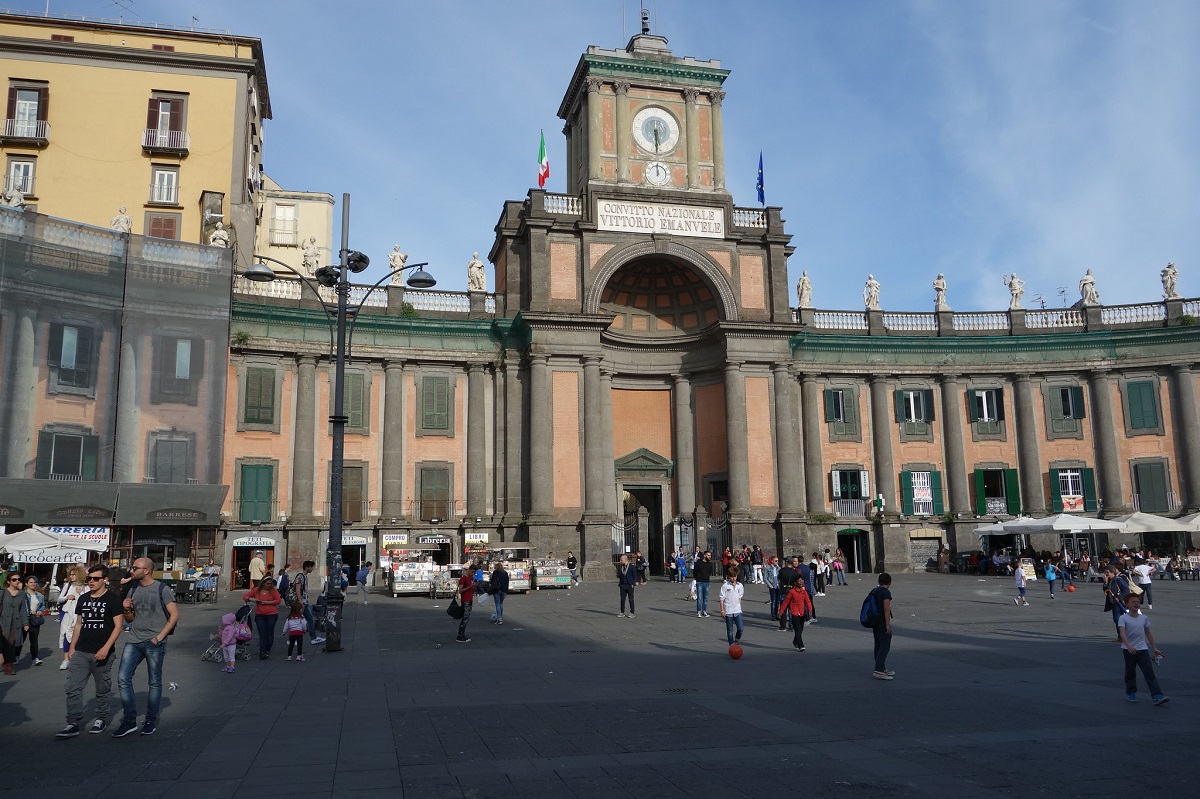 Piazza Dante en Nápoles durante el día con algunas personas caminando