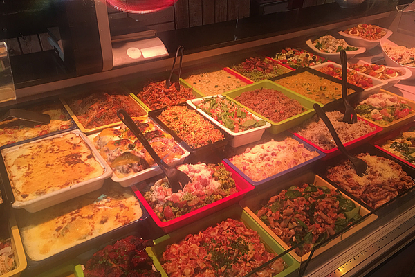 Disfruta de algunas de las ensaladas más sabrosas en Pim Pams, ¡así como de algunas de las mejores hamburguesas de Barcelona!