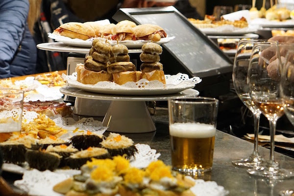 Bar Desy es uno de los mejores lugares para disfrutar de la cerveza artesana en San Sebastián. ¡Sus pintxos también son increíbles!
