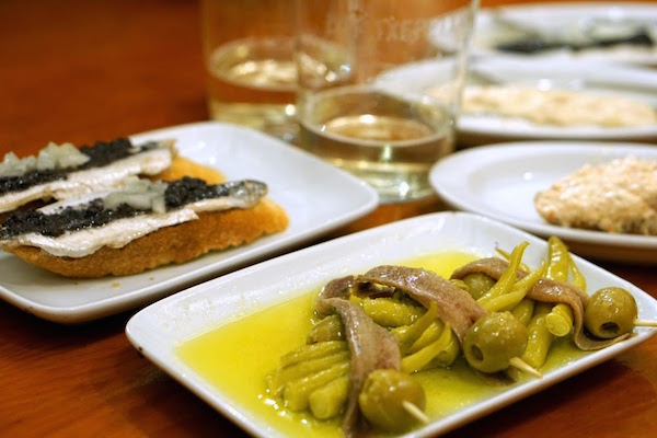 el txakoli es una bebida obligada en San Sebastián. ¡Nos encanta especialmente con las ricas anchoas de Txepetxa!
