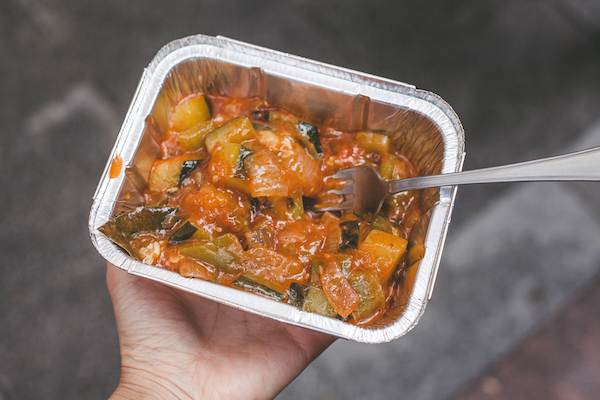 Las tapas en España tienden a presentar ingredientes frescos, como las maravillosas verduras de temporada en este pisto.