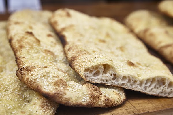 Slice pizza bianca en el mercado de Testaccio en Roma