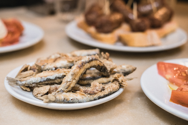 Si te estás preguntando dónde comer en Sevilla, encontrarás muchas opciones geniales en el barrio de Triana.