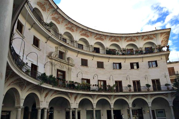 La Plaza del Cabildo es una hermosa plaza escondida justo al lado de la calle principal de Sevilla. De forma circular y con una hermosa y ornamentada decoración en los arcos, es una joya escondida que solo un lugareño conocería.