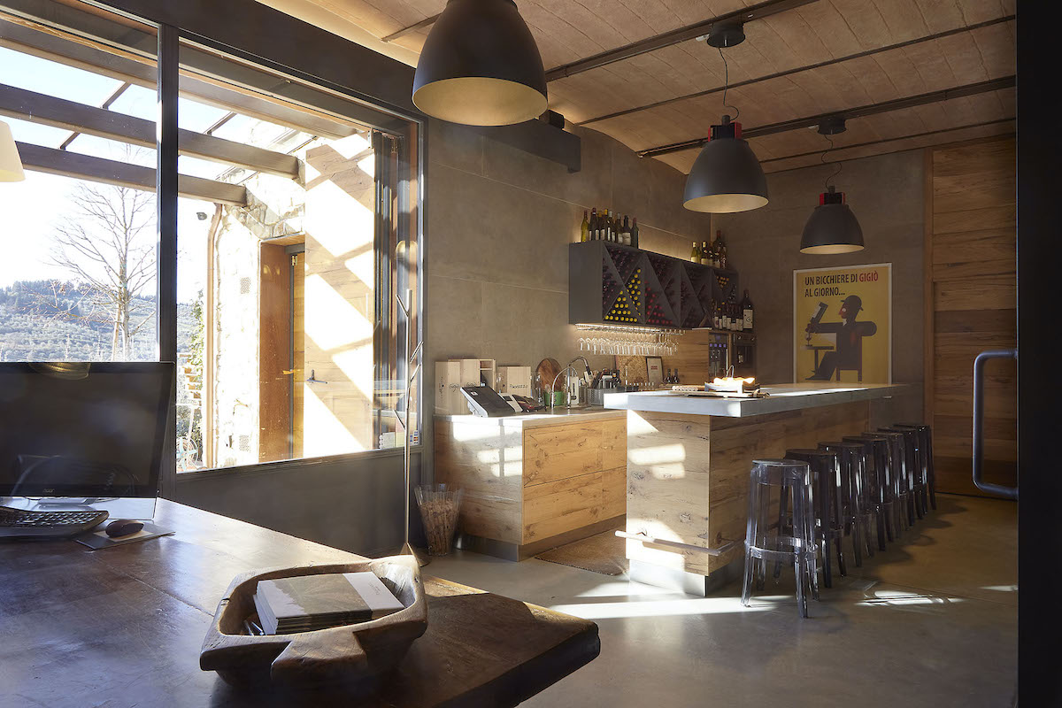Espacio de cata de vinos con barra y mesa decorada en tonos neutros