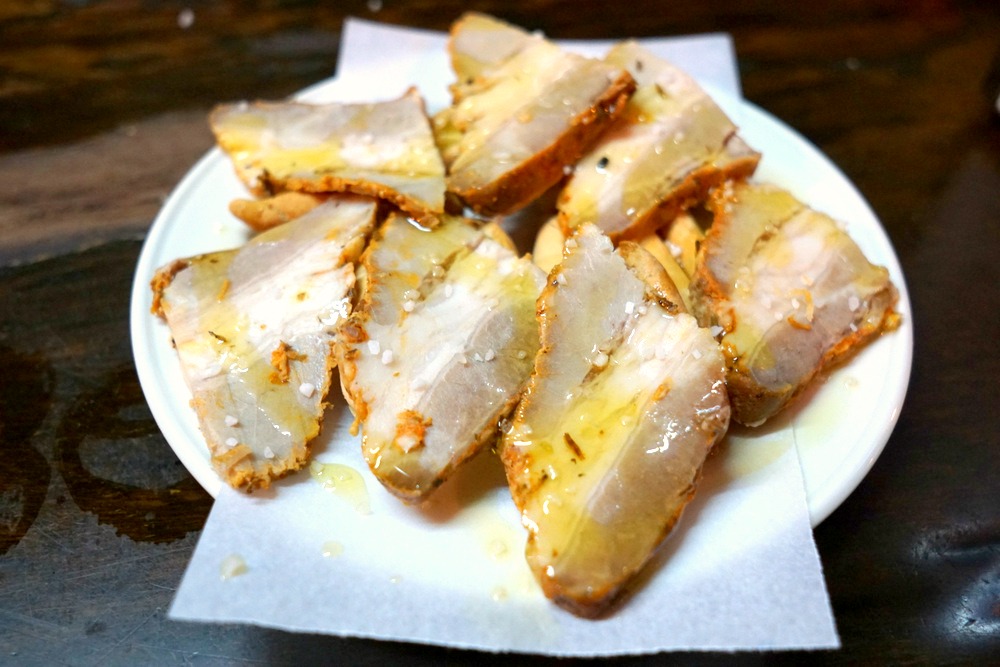 ¡Las lonchas de panceta de cerdo asadas lentamente, o chicharrones, que se sirven en Taberna Peregil son una de sus muchas tapas geniales! Como Peregil está tan cerca de la catedral, es una excelente opción si buscas un lugar para comer en Sevilla.