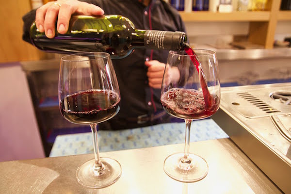No siempre tenga miedo del vino de la casa cuando lea una lista de vinos italianos. No siempre es lo mejor, pero no siempre es medio malo.