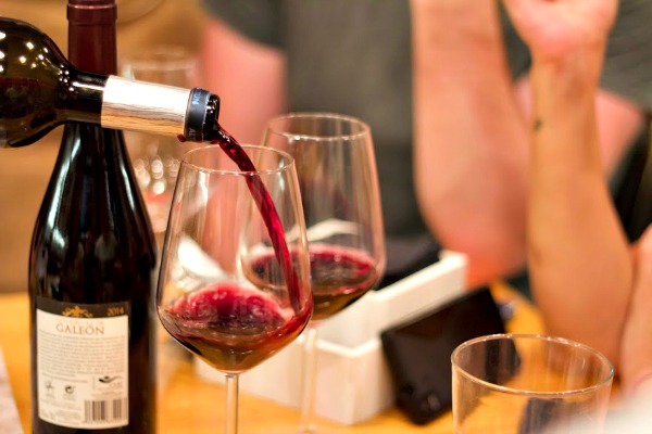 Vinos Martínez ofrece una gran selección de productos locales, ¡lo que la convierte en una de tus vinotecas favoritas en San Sebastián!