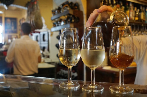 Gandarias es uno de nuestros bares de vinos favoritos en San Sebastián. ¡Nos encanta su increíble selección de sieri!