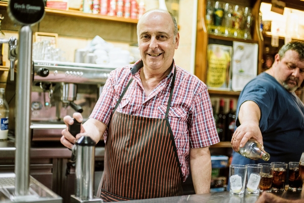 Rafael en su bar de Barcelona